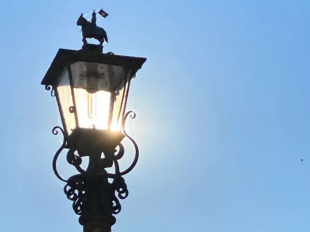 Silhouettephoto Silhouette photography, street lamp with a statue on top