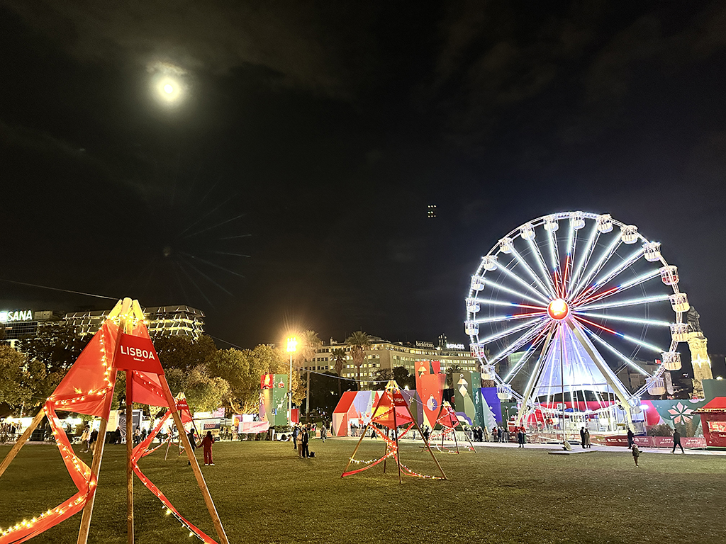 Lit up ferris wheel at a Christmas market in Lisbon