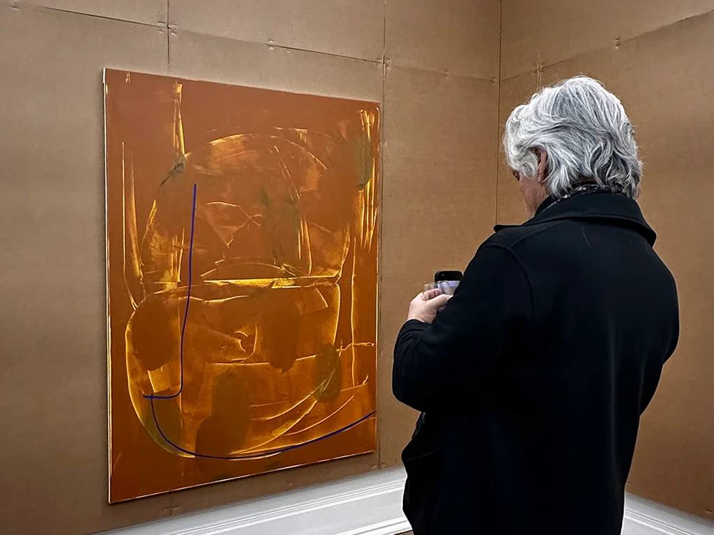 Andreas Breunig,art exhibitions, back of man in front of brown painting