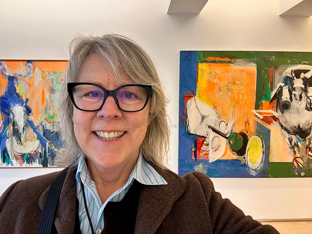 woman in front of Julio Pomar 's painting , art in Lisbon