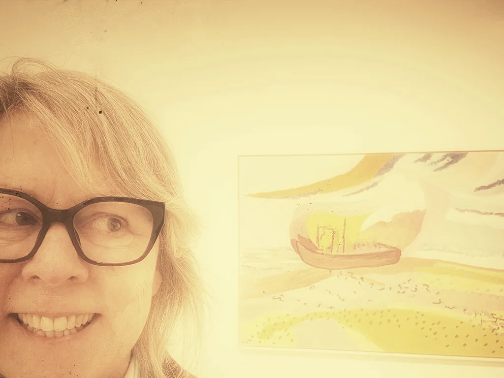 woman in front of Conefrey exhibition sepia color, art in Lisbon