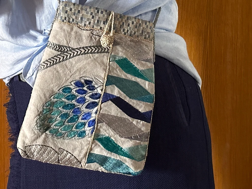 cross body artisan handbag by Memorias handbag in Lisbon. Blueish colors with embroidery 